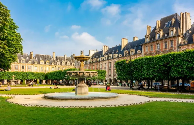 Fontaine de la Place des Vosges dans le quartier du Marais à Paris
