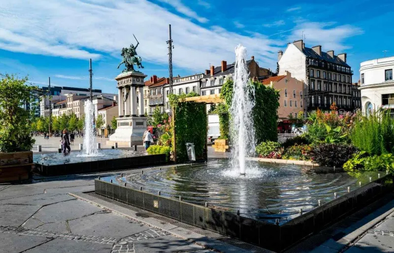 Jets d'eau de la place de Jaude avec la statue de Vercingétorix au centre de Clermont-Ferrand