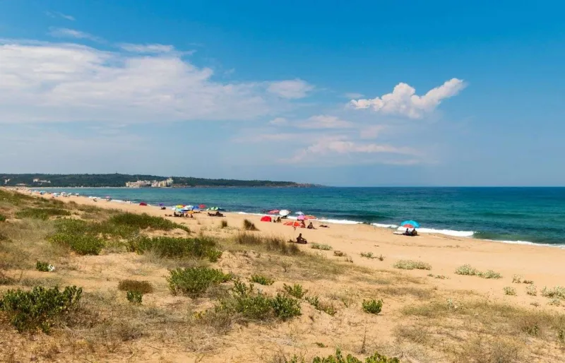 Plage d’Alepu sur la côte de la mer Noire en Bulgarie avec sa longue étendue de sable préservée