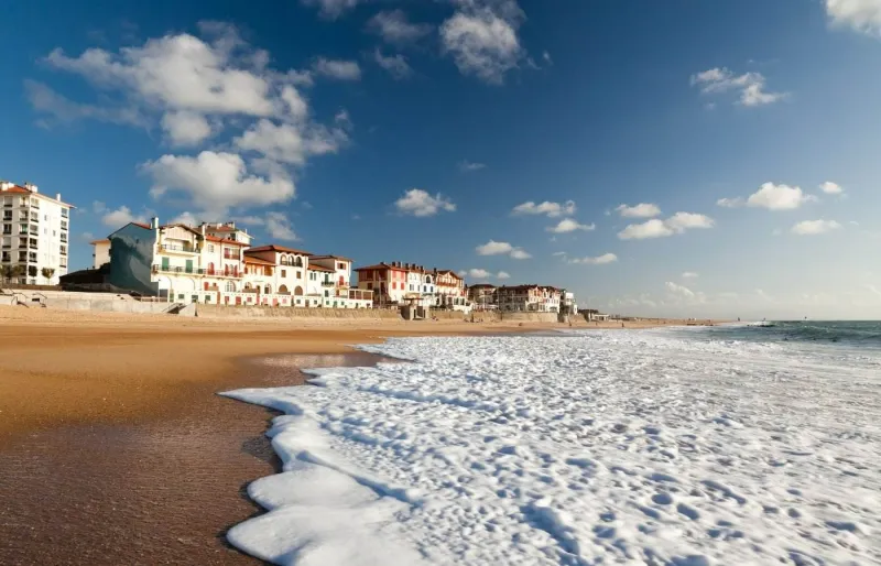 Plage de la Centrale à Hossegor avec front de mer et vagues de l'océan Atlantique