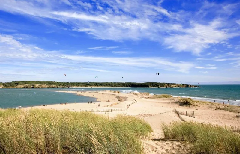 Vue de la plage du Veillon et de l’estuaire du Payré à Talmont-Saint-Hilaire en Vendée