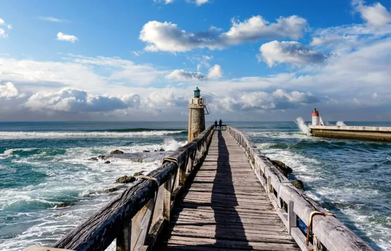 Plage de l'Estacade à Capbreton dans les Landes avec sa célèbre passerelle en bois sur l'océan Atlantique