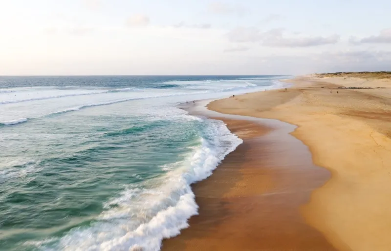 Les vagues de l'océan Atlantique déferlent sur la plage des Estagnots à Seignosse