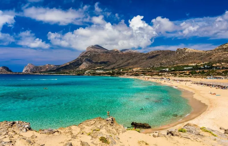 Eaux turquoise et plage de sable de Falassarna, sur la côte ouest de la Crète