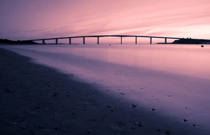 Vue du pont de Noirmoutier depuis la plage de Fromentine au lever du soleil en Vendée