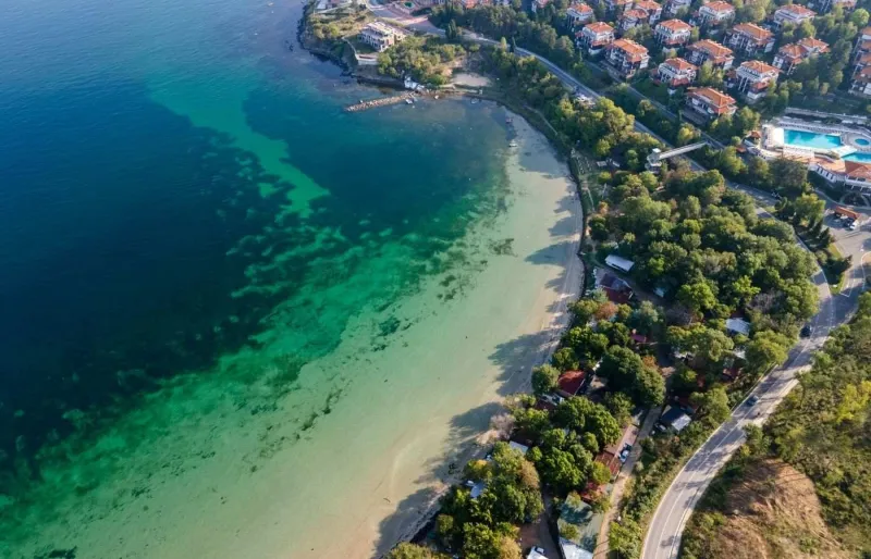 Vue aérienne de la plage de Gradina près de Sozopol sur la côte de la mer Noire en Bulgarie