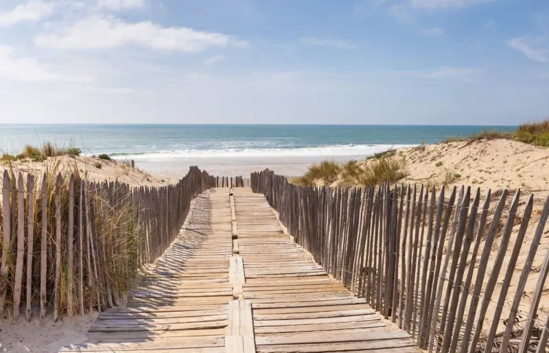 Plage de Lespecier à Mimizan avec passerelle en bois traversant les dunes vers l'océan Atlantique