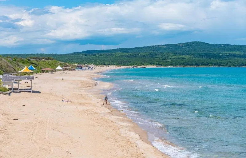 Vue de la plage Nord de Primorsko avec son sable doré et les eaux de la mer Noire en Bulgarie