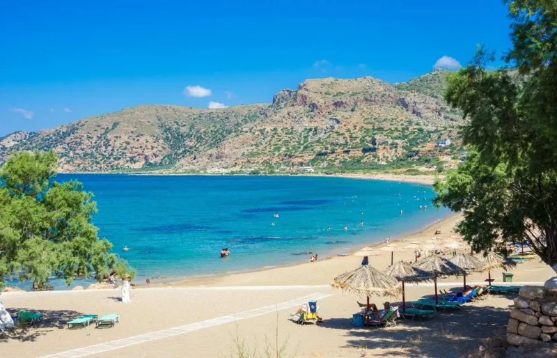 Plage de Pahia Ammos à Paleochora, sur la côte sud-ouest de la Crète, avec ses eaux calmes et son rivage de sable