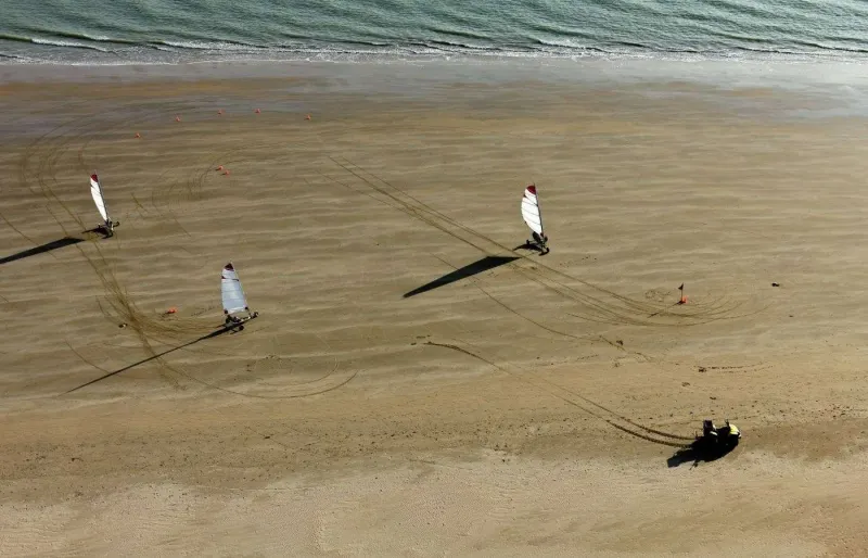 Vue aérienne de la plage de la pointe d’Arçay à La Faute-sur-Mer avec un char à voile sur le sable