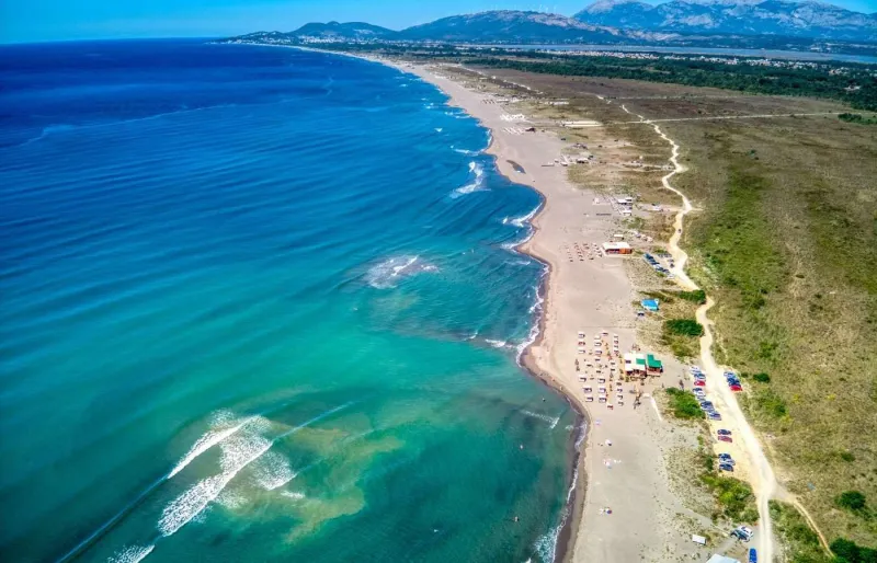 Vue aérienne de Velika Plaža, la plus longue plage de sable du Monténégro près d'Ulcinj