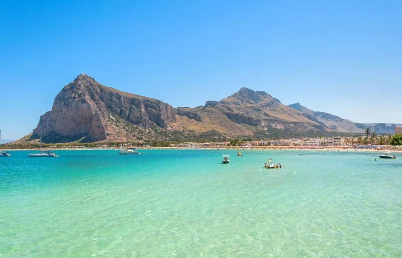 Plage de San Vito Lo Capo en Sicile avec ses eaux turquoise, son sable blanc et le mont Monaco en arrière-plan