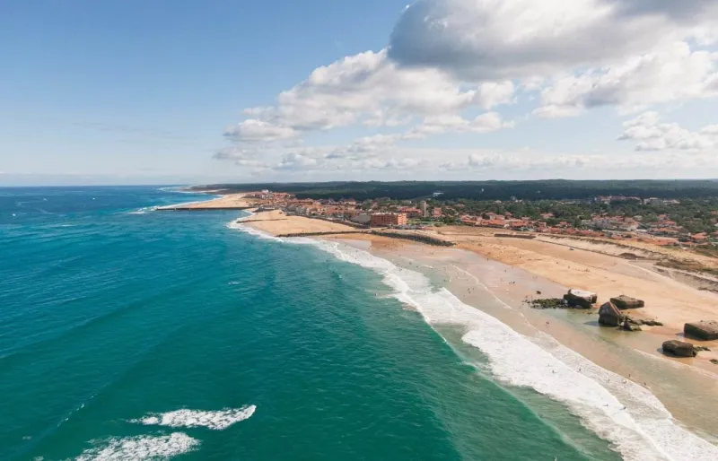 Vue aérienne de la plage de Santocha à Capbreton avec océan Atlantique et blockhaus du Mur de l'Atlantique