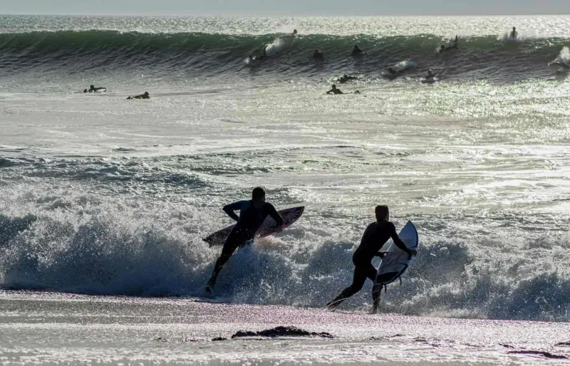 Surfeurs dans les vagues de la plage de la Sauzaie à Brétignolles-sur-Mer en Vendée