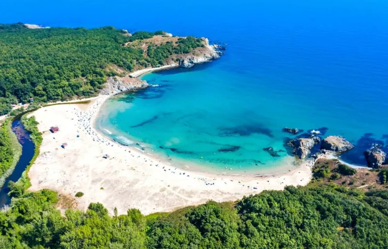 Vue aérienne de la plage de Silistar sur la côte de la mer Noire en Bulgarie