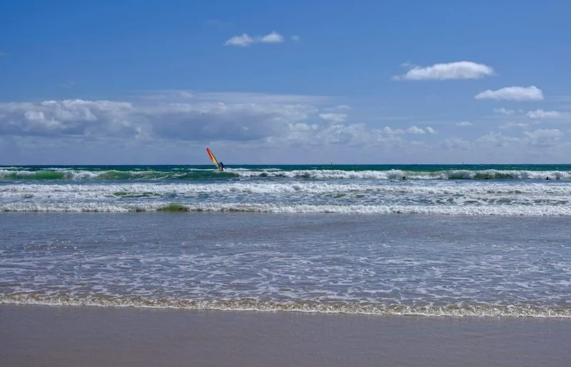 Planche à voile sur les vagues de la plage de la Terrière à La Tranche-sur-Mer en Vendée
