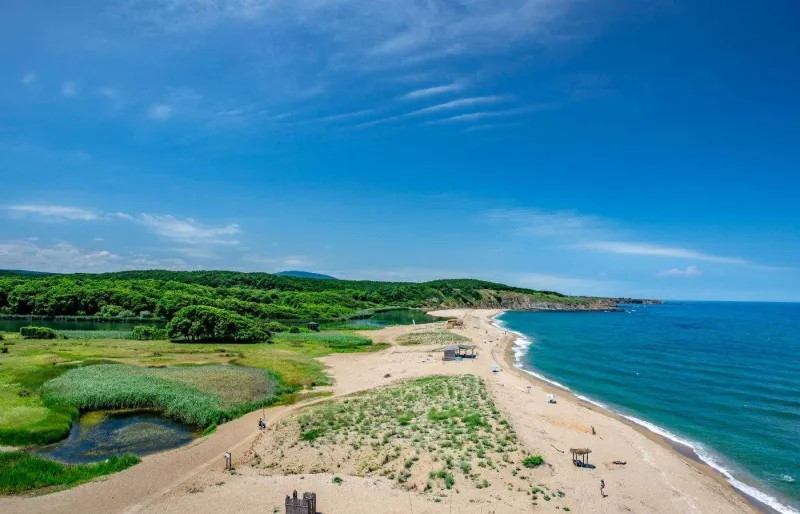 Embouchure de la rivière Veleka et plage de Sinemorets sur la côte de la mer Noire en Bulgarie