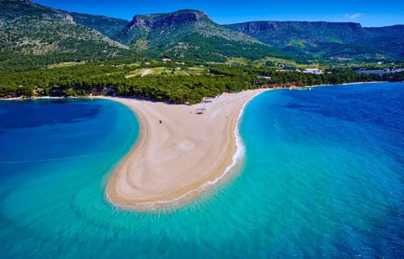 La plage de Zlatni Rat à Bol sur l'île de Brač en Croatie