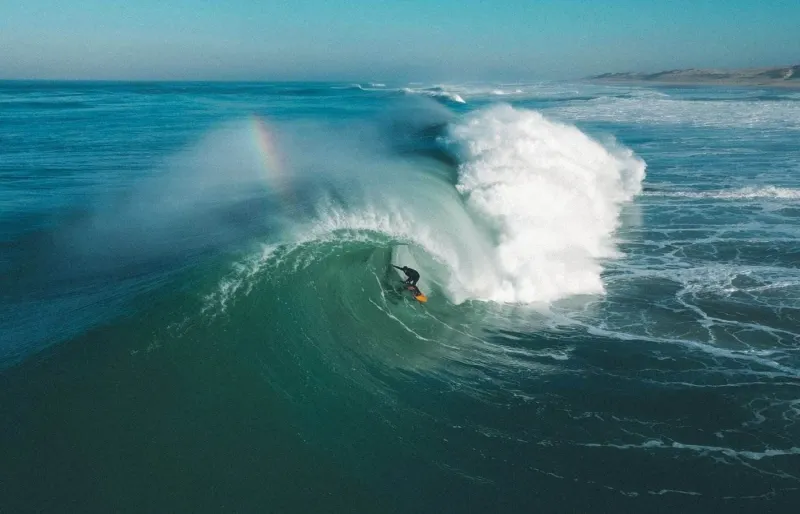 Vague creuse à La Gravière à Hossegor avec un surfeur