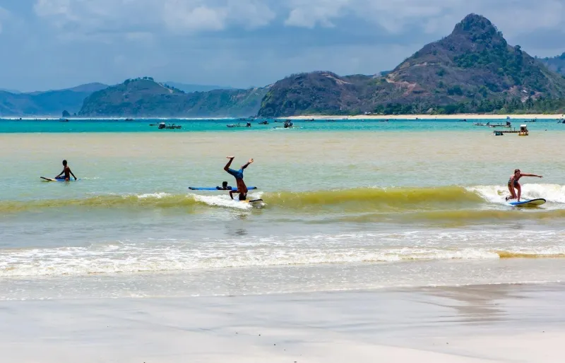Surfeurs débutants à Selong Belanak, une plage de Lombok réputée pour l’apprentissage du surf