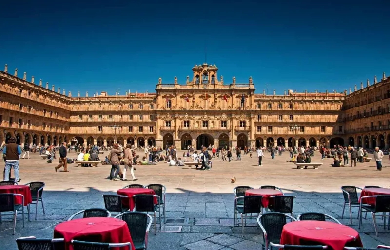 Vue de la Plaza Mayor de Salamanque avec ses arcades baroques et ses terrasses animées