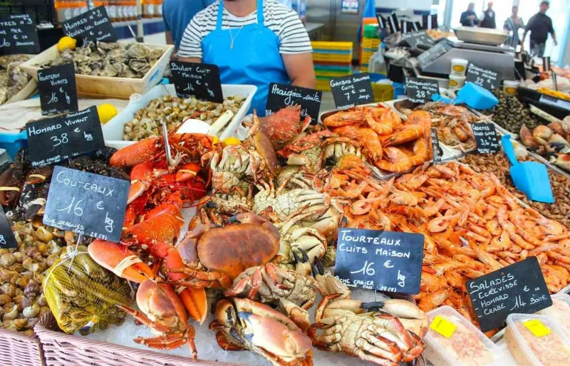 Étal de poissons, crustacés et coquillages au marché de Dieppe en Normandie