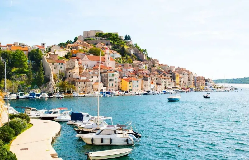 Le port de Šibenik et de les fortifications de la vieille ville au bord de l'Adriatique en Croatie