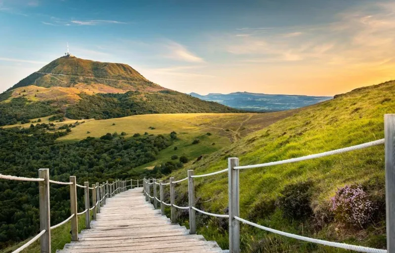 Sentier menant au sommet du puy de Dôme dans la Chaîne des Puys en Auvergne