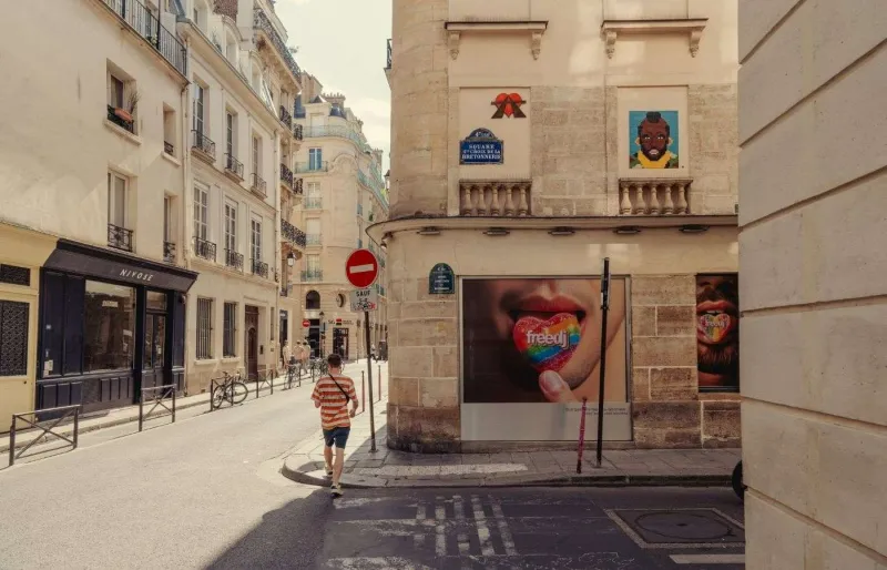 Angle de la rue Sainte-Croix-de-la-Bretonnerie dans le quartier du Marais à Paris