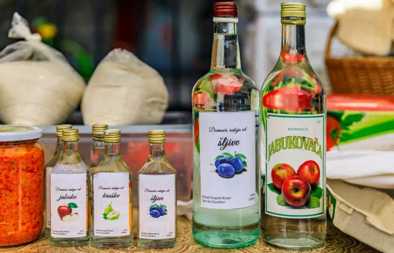 Bouteilles de rakija traditionnelle vendues sur un marché de Kotor au Monténégro