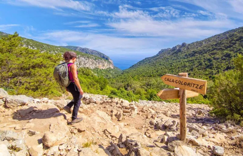 Randonneuse sur le sentier de Cala Goloritzé, l'une des plus belles randonnées de Sardaigne.