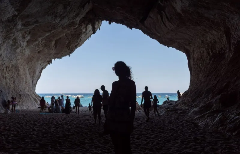 Vue depuis la grande grotte de Cala Luna sur la plage et la mer, à l'arrivée de la randonnée dans le golfe d'Orosei en Sardaigne.
