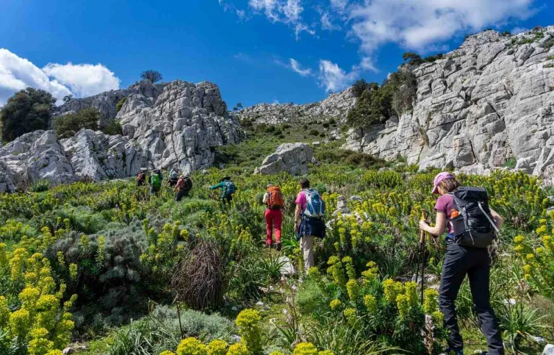 Des randonneurs parcourent les paysages karstiques du massif du Supramonte, l'un des plus beaux endroits de randonnée en Sardaigne.