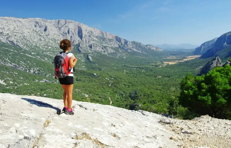 Randonneuse admirant la vallée de Lanaittu sur le sentier de Tiscali, dans le massif du Supramonte en Sardaigne.