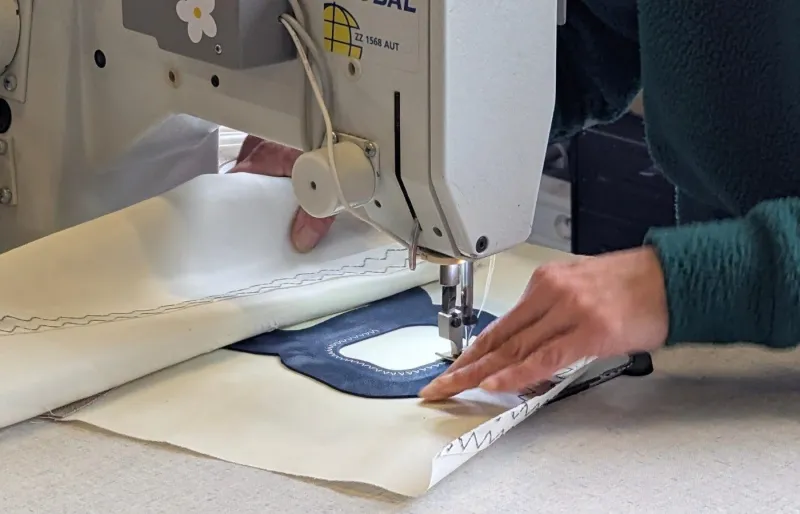 Fabrication d'un accessoire à partir d'une voile de bateau recyclée dans un atelier de Lorient