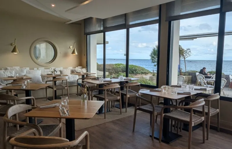 Salle du restaurant Erin avec vue sur l'océan près de la plage de Kerguélen à Lorient
