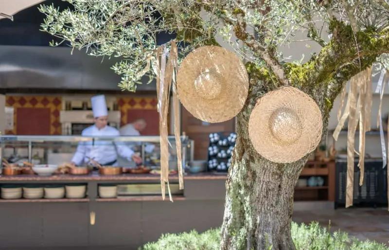 Le restaurant L'Oliveraie de l'Hôtel Royal à Évian-les-Bains, réputé pour son brunch face au lac Léman
