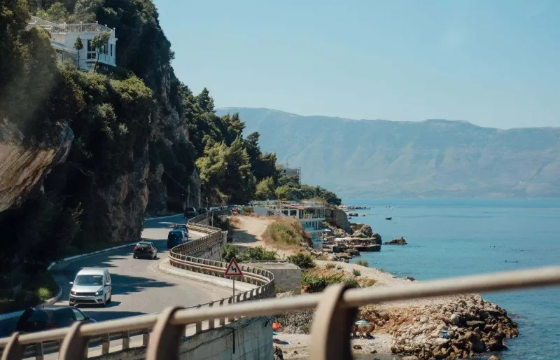 Route côtière de la Riviera albanaise près de Vlorë, un itinéraire populaire à parcourir en voiture lors d'un voyage en Albanie.