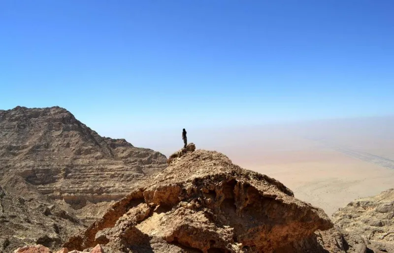 Vue panoramique depuis le sommet du Jebel Hafeet, avec les montagnes et le désert des Émirats arabes unis à perte de vue.