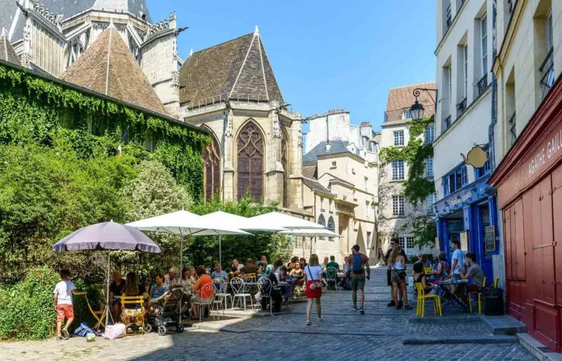 Ruelle pavée du Marais à Paris près de l'église Saint-Gervais
