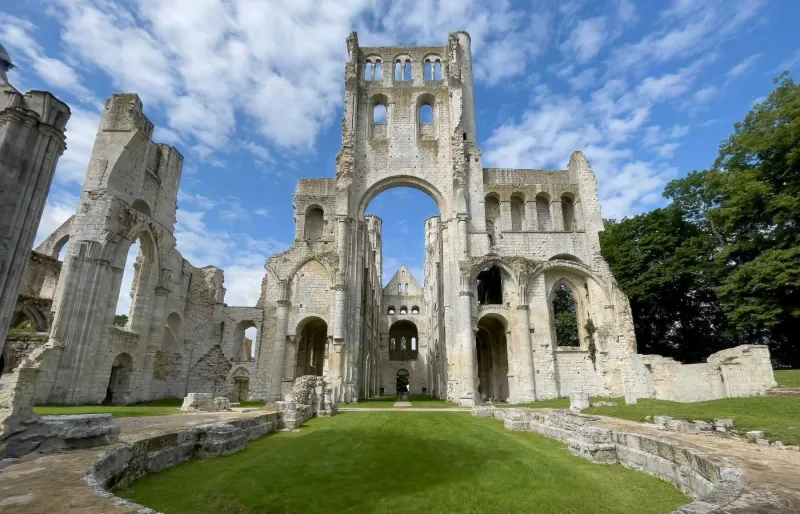 Tours et ruines de l’église Notre-Dame de l’abbaye de Jumièges en Normandie