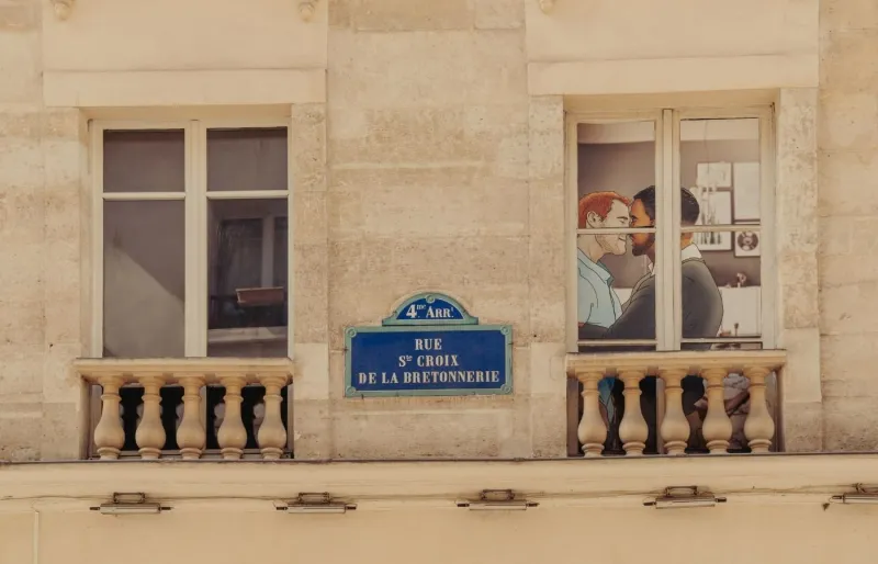Façade d'immeuble rue Sainte-Croix-de-la-Bretonnerie dans le quartier du Marais à Paris
