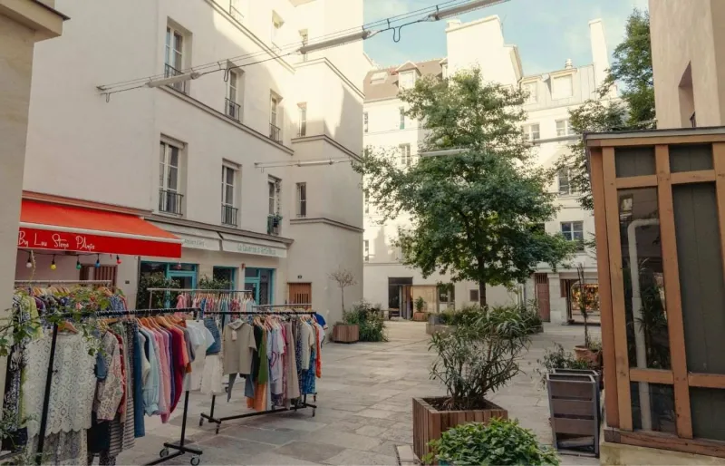 Boutique de vêtements dans le Village Saint-Paul dans le quartier du Marais à Paris
