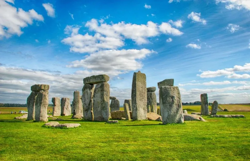 Vue du cercle de mégalithes de Stonehenge dans la plaine de Salisbury en Angleterre sous un ciel bleu