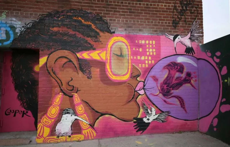 Fresque de street art colorée sur un mur du quartier de Williamsburg à Brooklyn