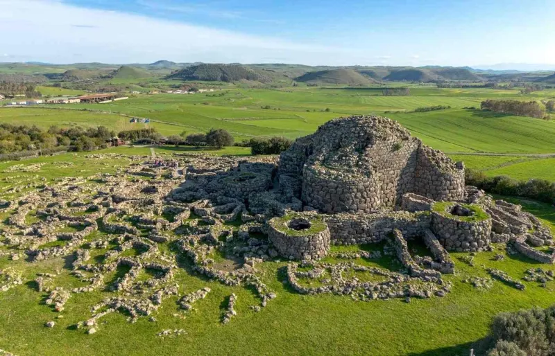 Vue aérienne du site nuragique de Su Nuraxi di Barumini, classé au patrimoine mondial de l'UNESCO en Sardaigne.