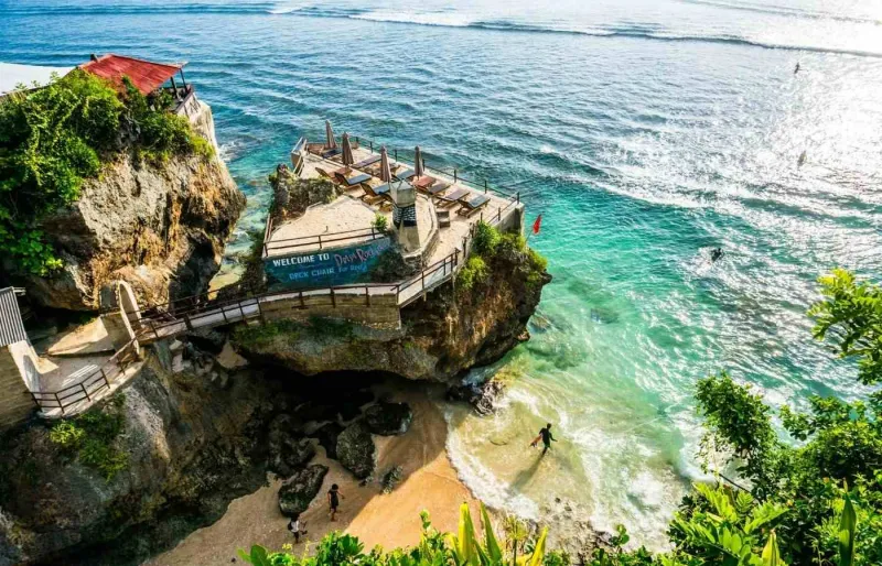 Vue de Suluban Beach à Bali avec ses falaises calcaires, sa crique de sable et ses eaux turquoise