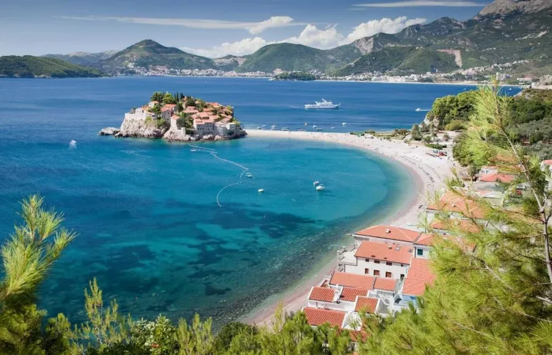 Vue panoramique de Sveti Stefan, l'un des sites les plus emblématiques du Monténégro