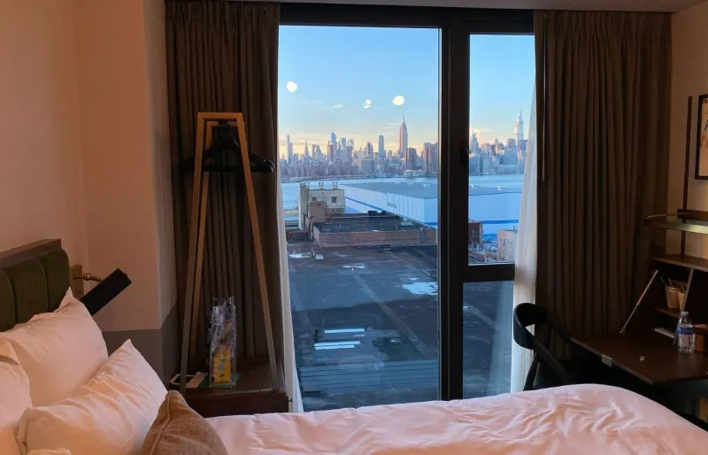 Chambre du Hoxton Williamsburg avec vue sur la skyline de Manhattan depuis Brooklyn