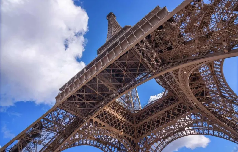 Vue en contre-plongée de la tour Eiffel à Paris, en France